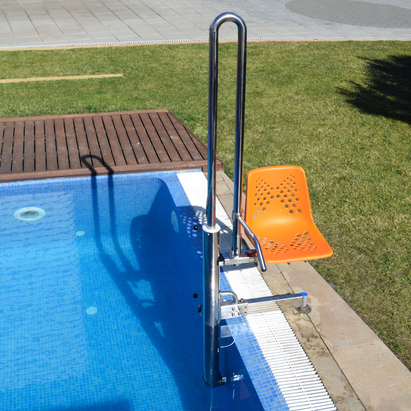 Elevador fuera del agua en posición inicial con silla de color original naranja